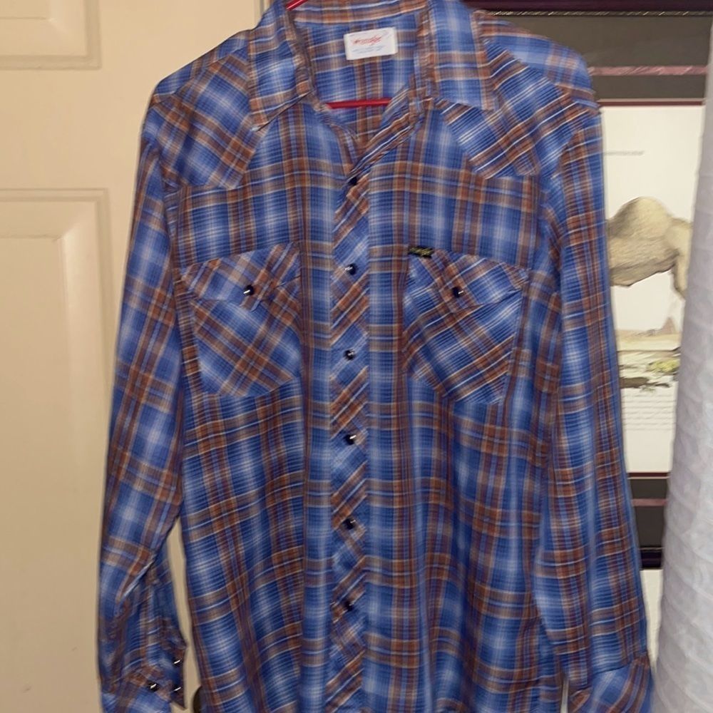 🤠🐎🐴🧲Vintage Wrangler snap down shirt. Excellent condition. Size Large.